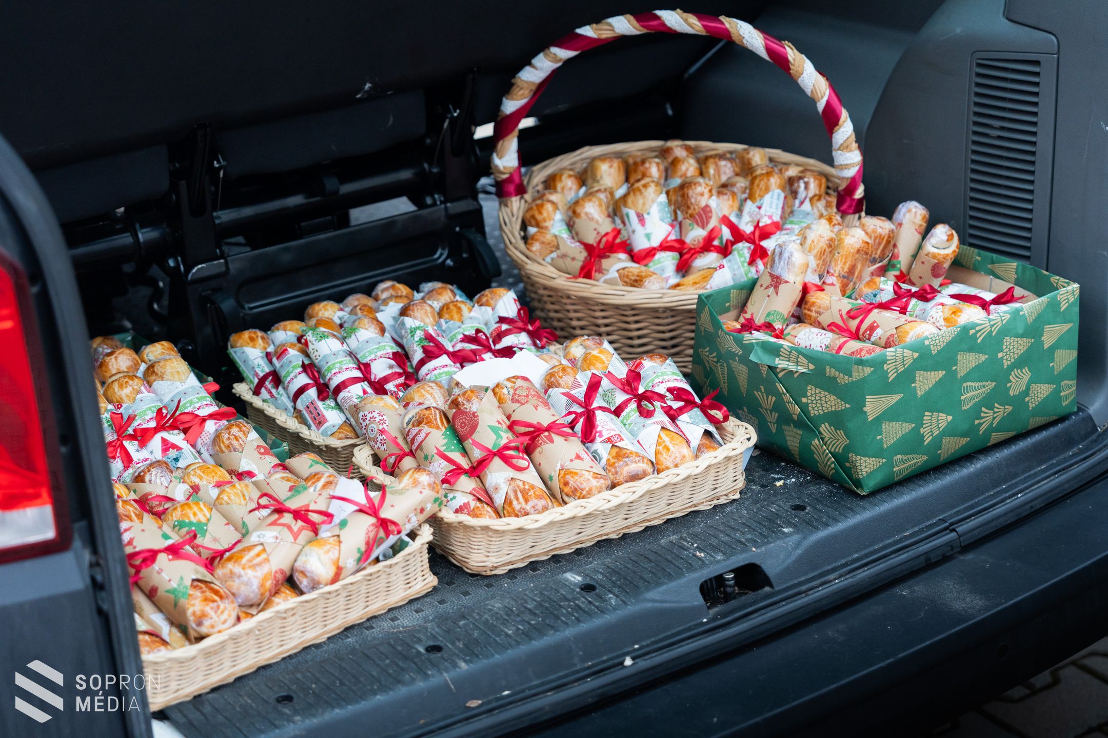 Bejglivel köszönték meg a cukrásztanulók a mentők és tűzoltók munkáját