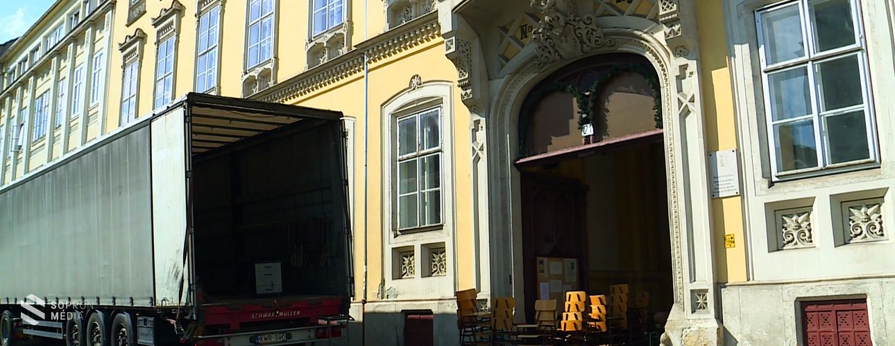 Újabb adománnyal teli kamion indult el Sopronból!