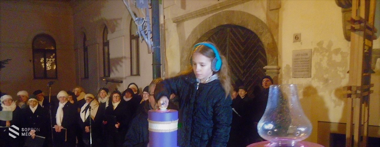 Advent fénye világít Sopron Fő terén 
