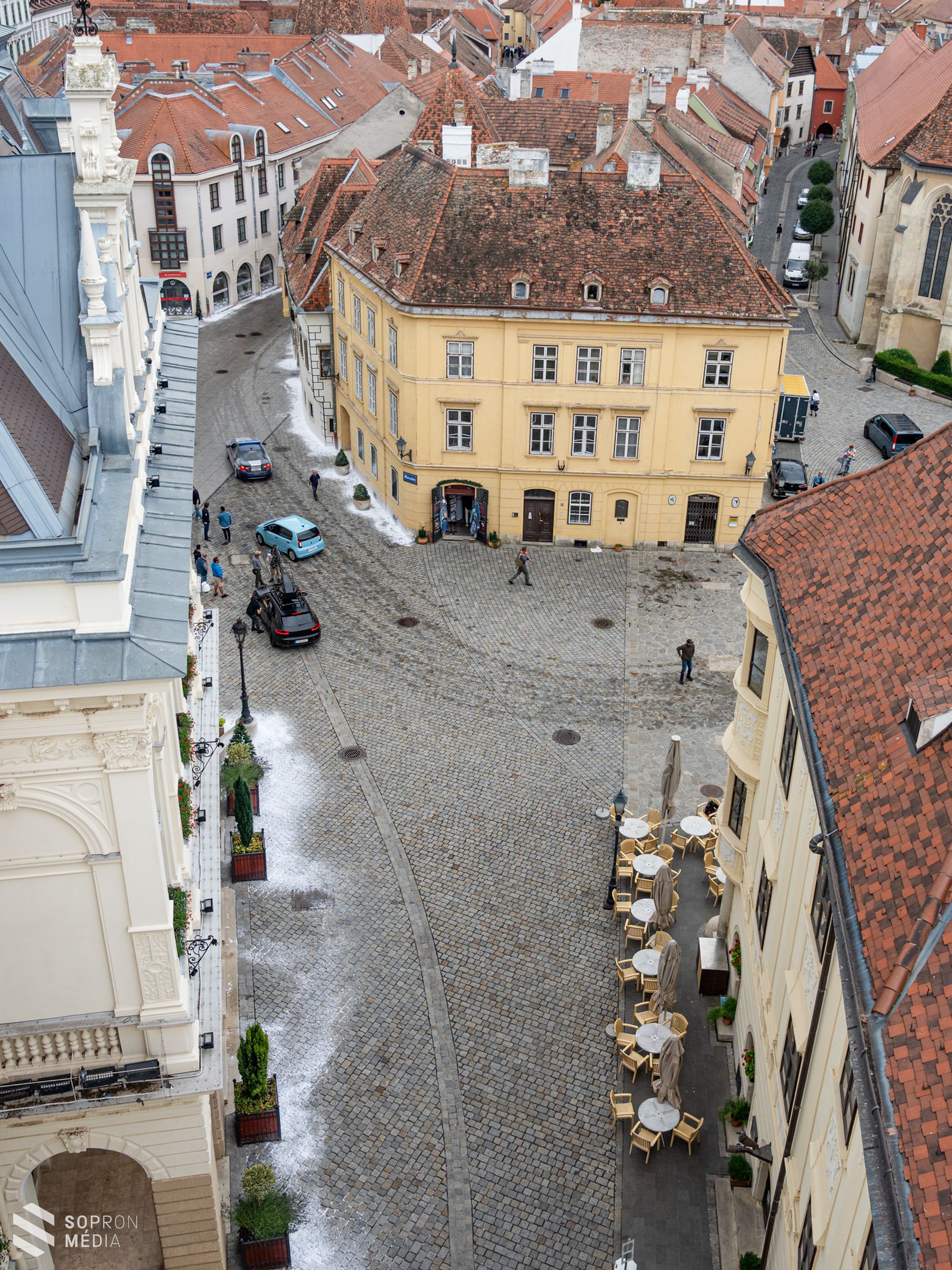Filmforgatás Sopron szívében: havas díszlet és autós üldözés a nemzetközi produkcióban