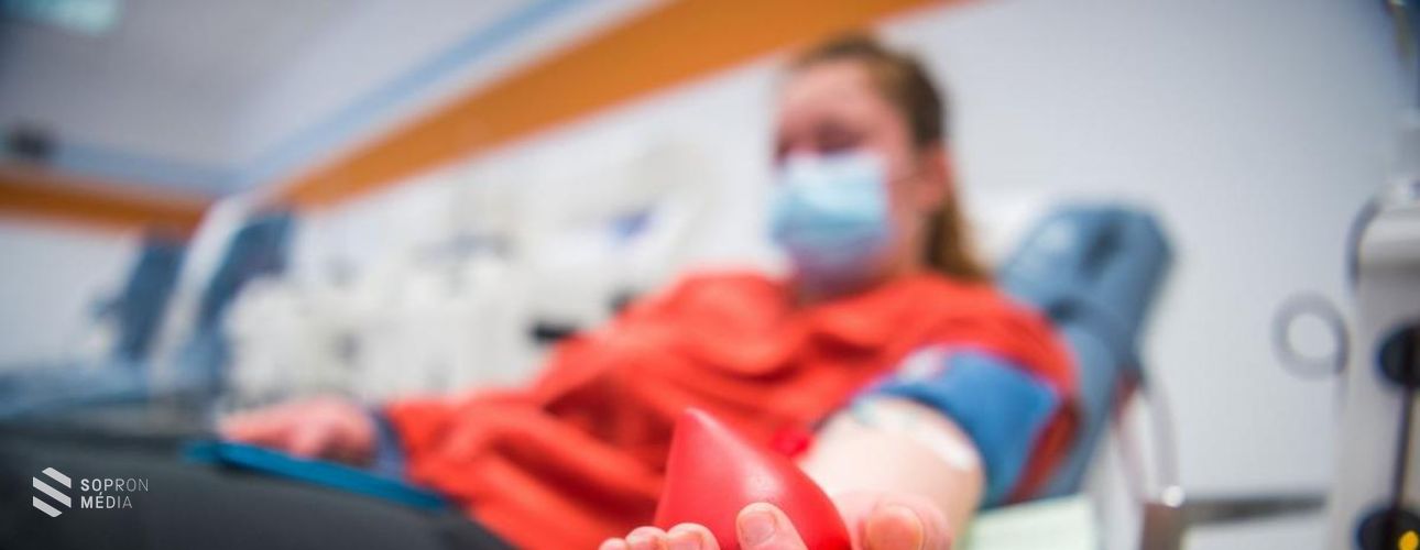 Száznál több beteget gyógyított meg a vérplazma-terápia, új koronavírus-fertőzésen átesett donorokat várnak
