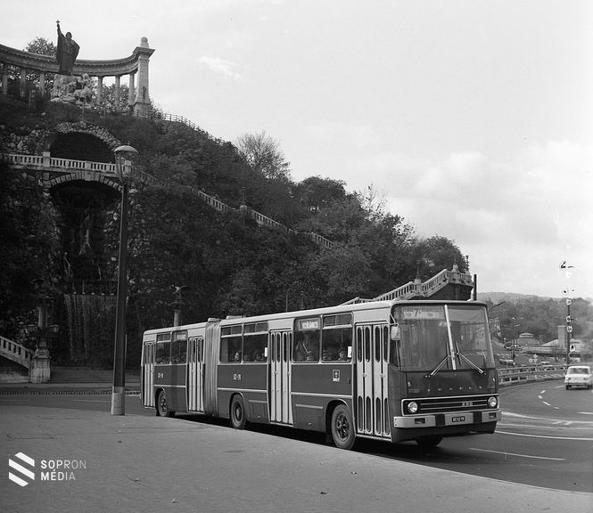 Első szériás 280-as a budapesti 7C vonalon az Erzsébet híd budai hídfőjénél 1975-ben 