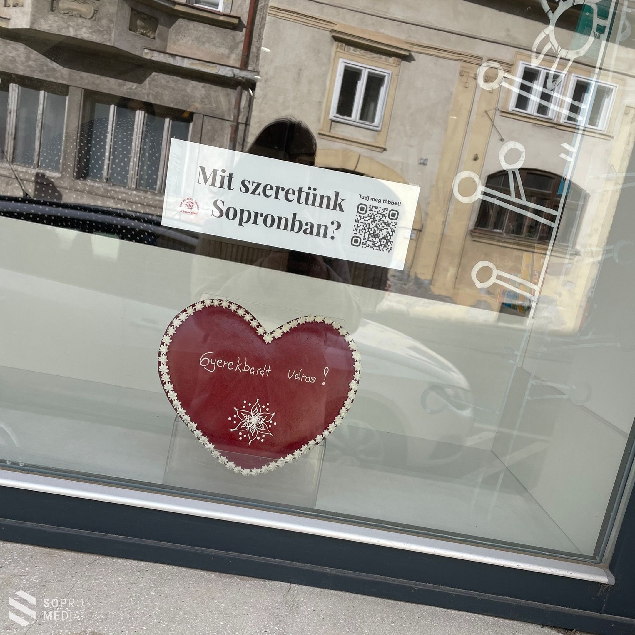 Mézeskalács szívek kerültek az ablakokba városszerte