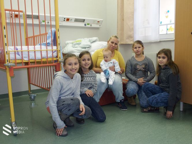 A legkisebbeket is meglátogatták a lányok