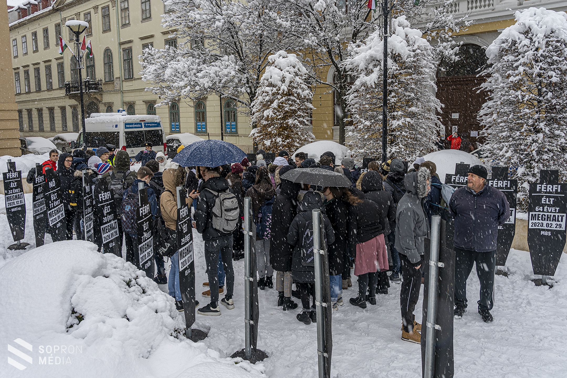 Néma kiállítás a halálos balesetek áldozataiért