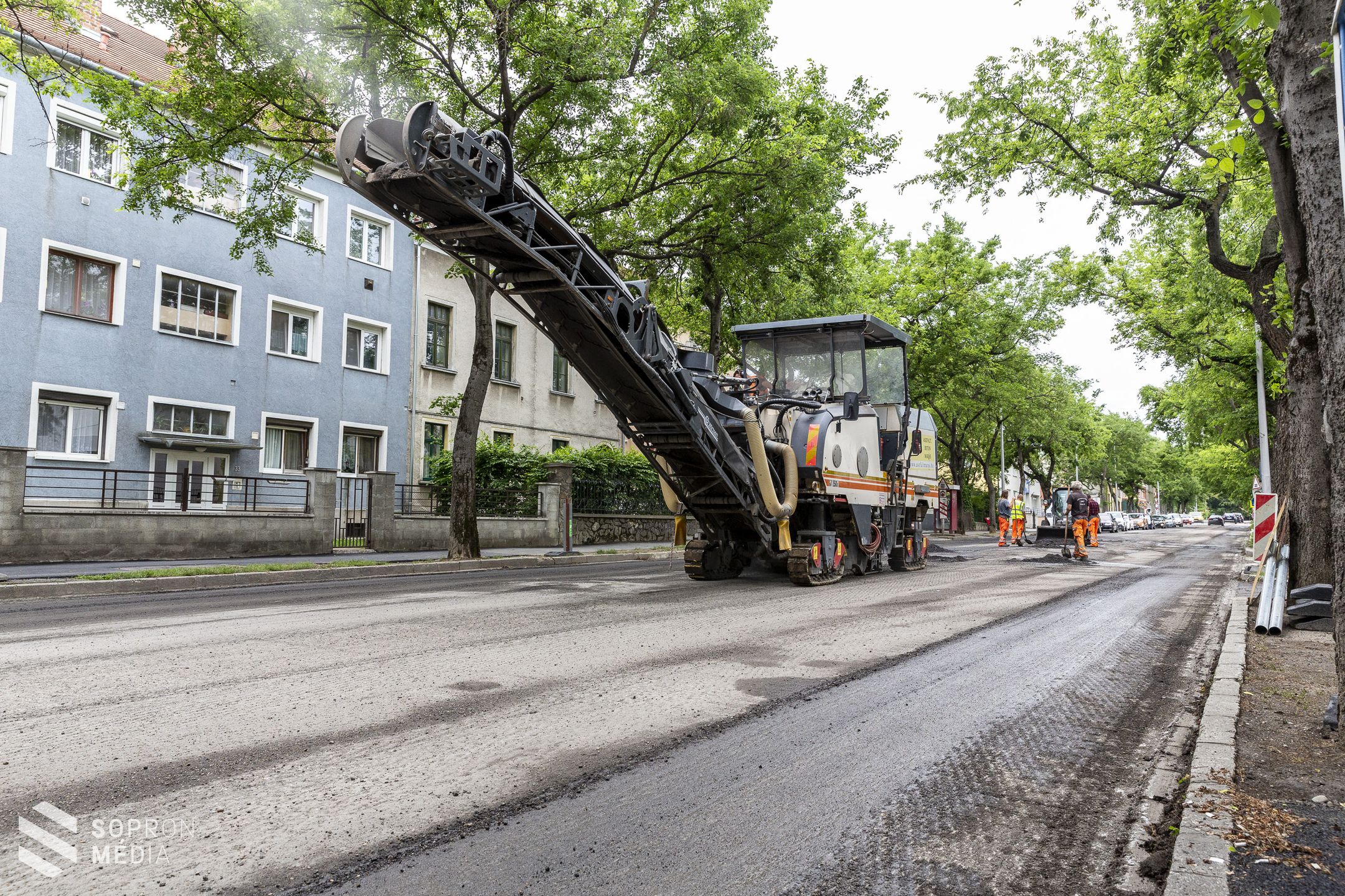 Elkezdődött a Kossuth Lajos utca útburkolatának felújítása