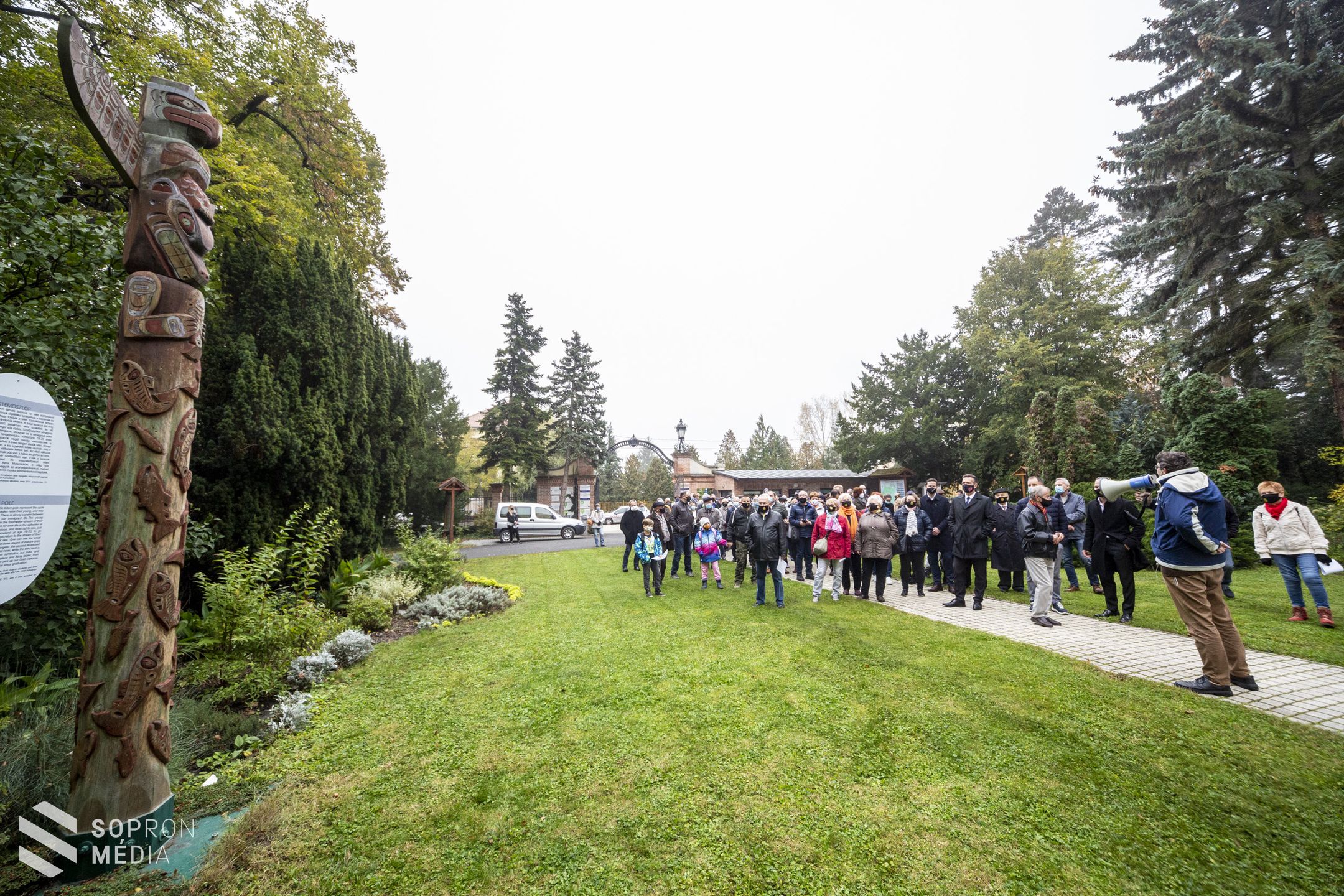 Jótékonysági sétát tartott a Rotary Club Sopron a botanikus kertben