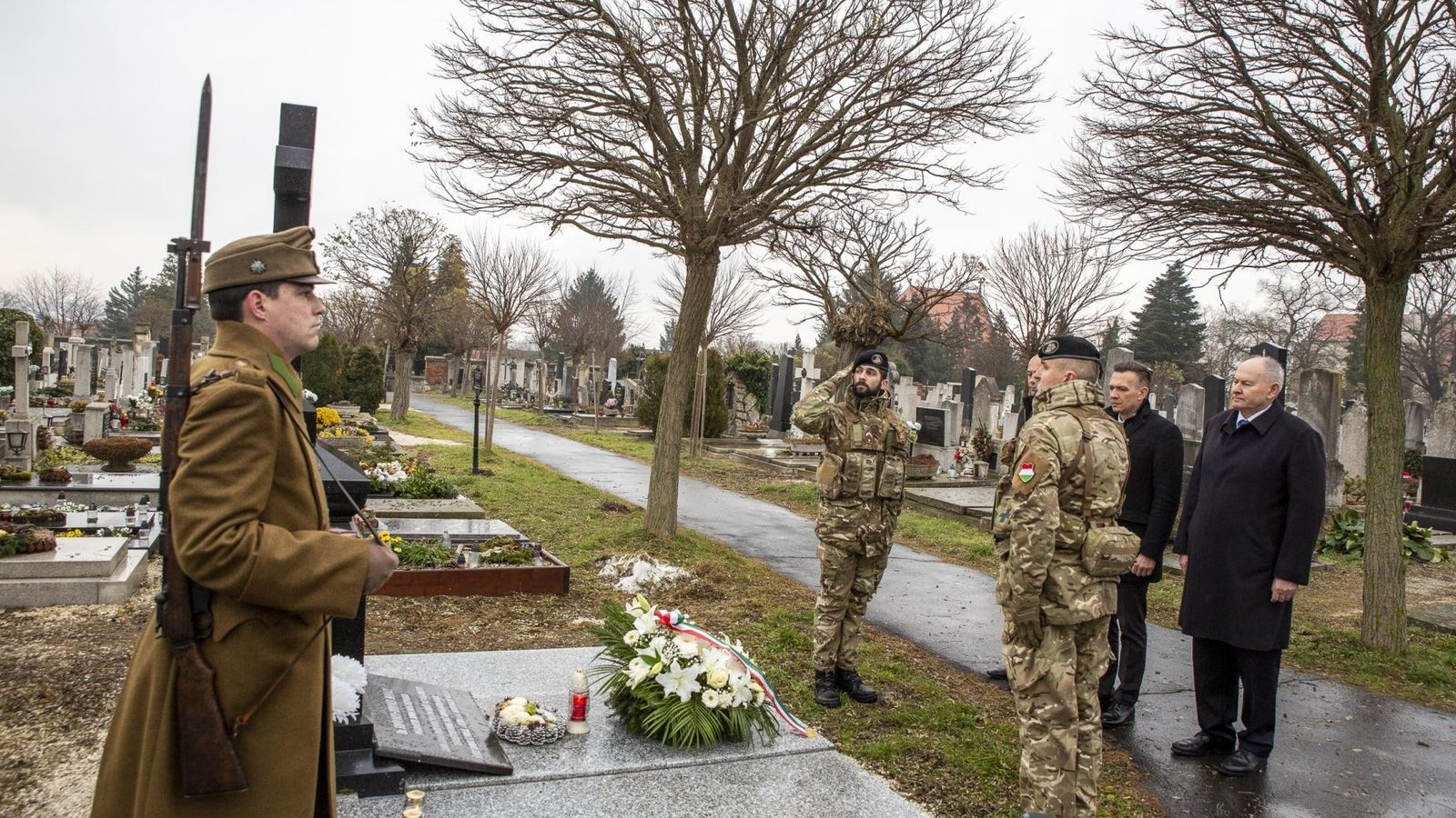 Koszorúzás és emléktábla-avatás a Hűség Napján