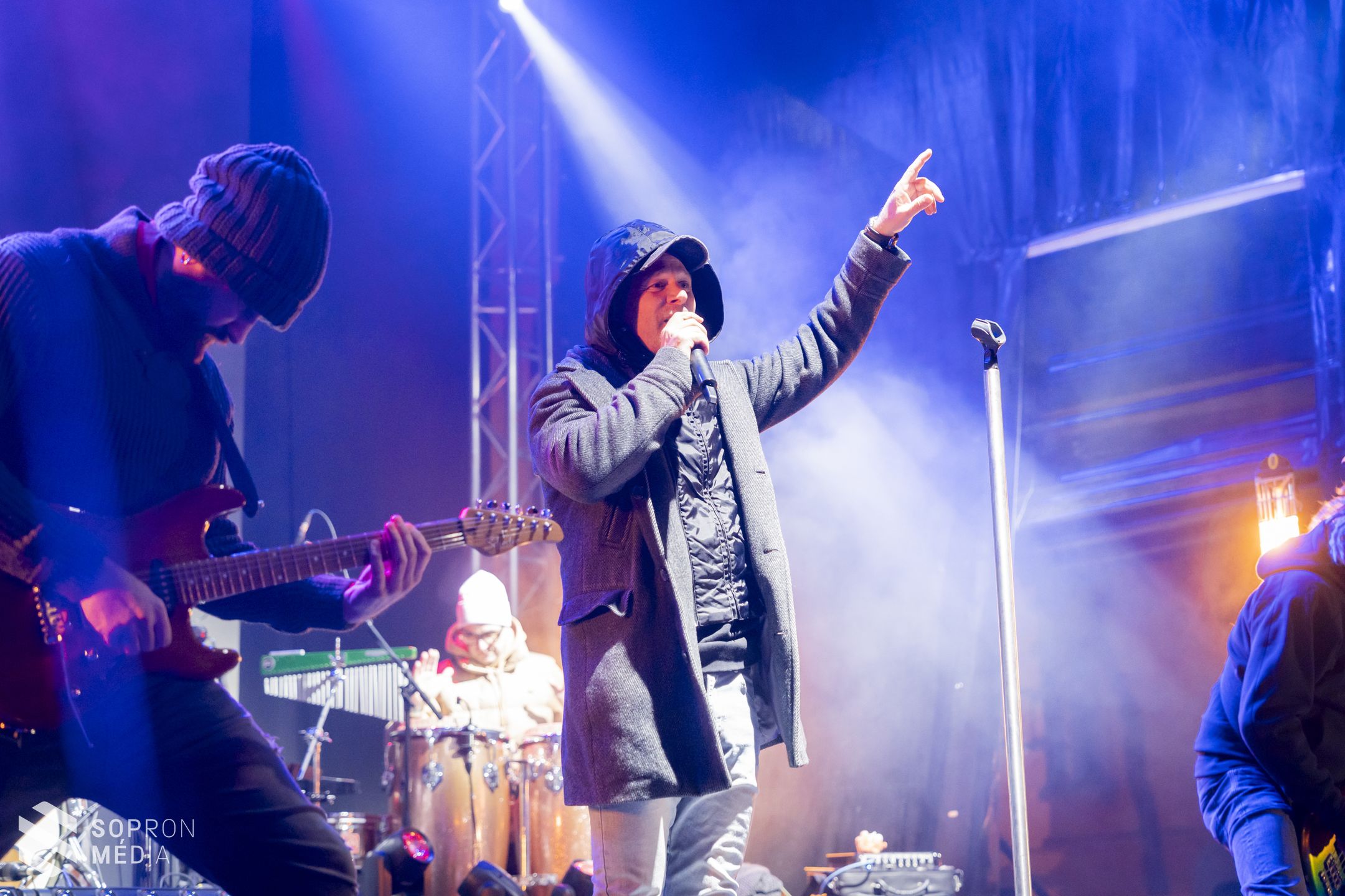 Fergeteges utcabállal búcsúztatták az óvévet Sopronban