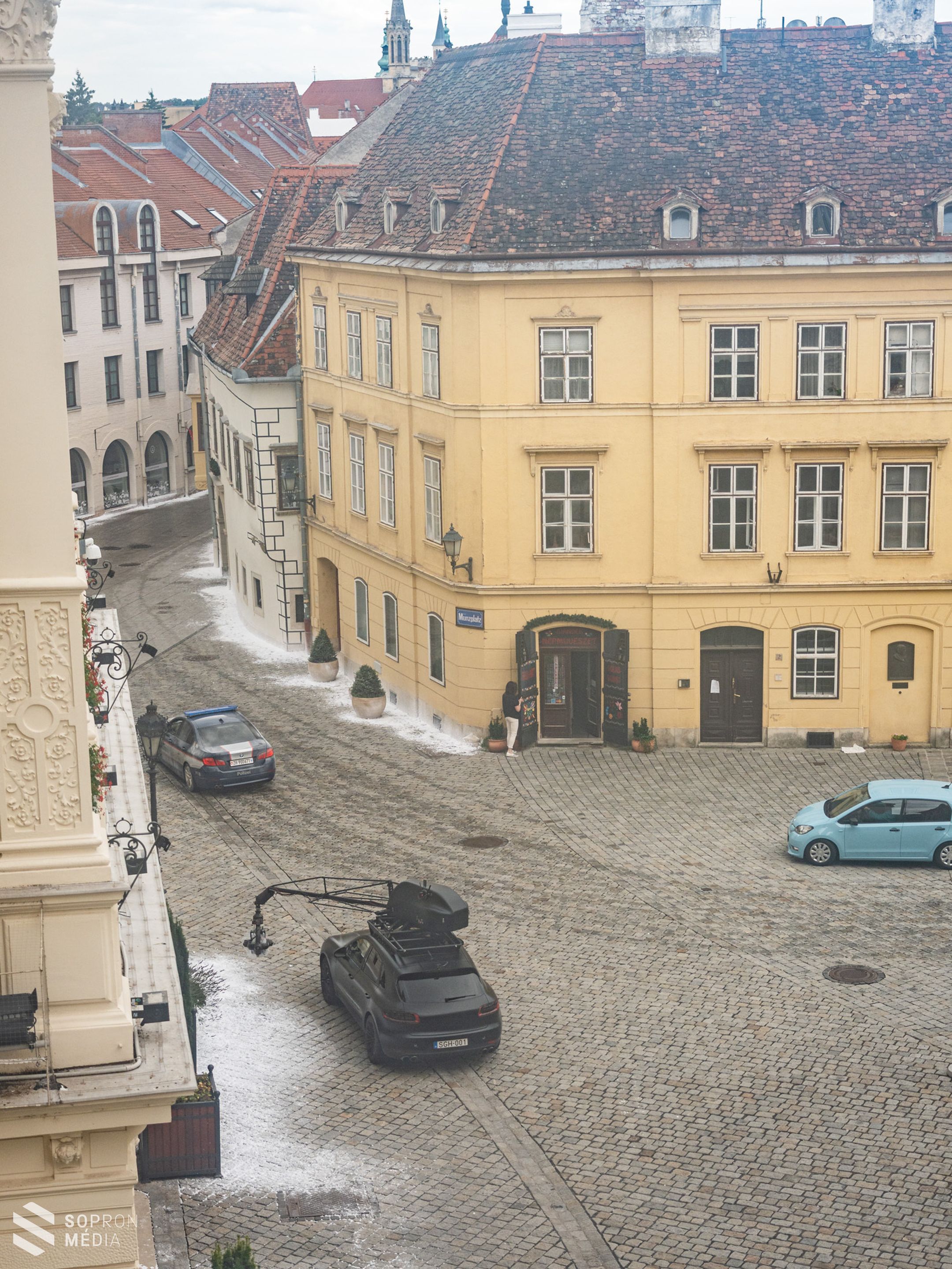 Filmforgatás Sopron szívében: havas díszlet és autós üldözés a nemzetközi produkcióban