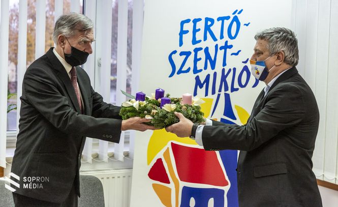 A soproni delegáció adventi koszorúját veszi át Horváth Tibor, Fertőszentmiklós polgármestere  
