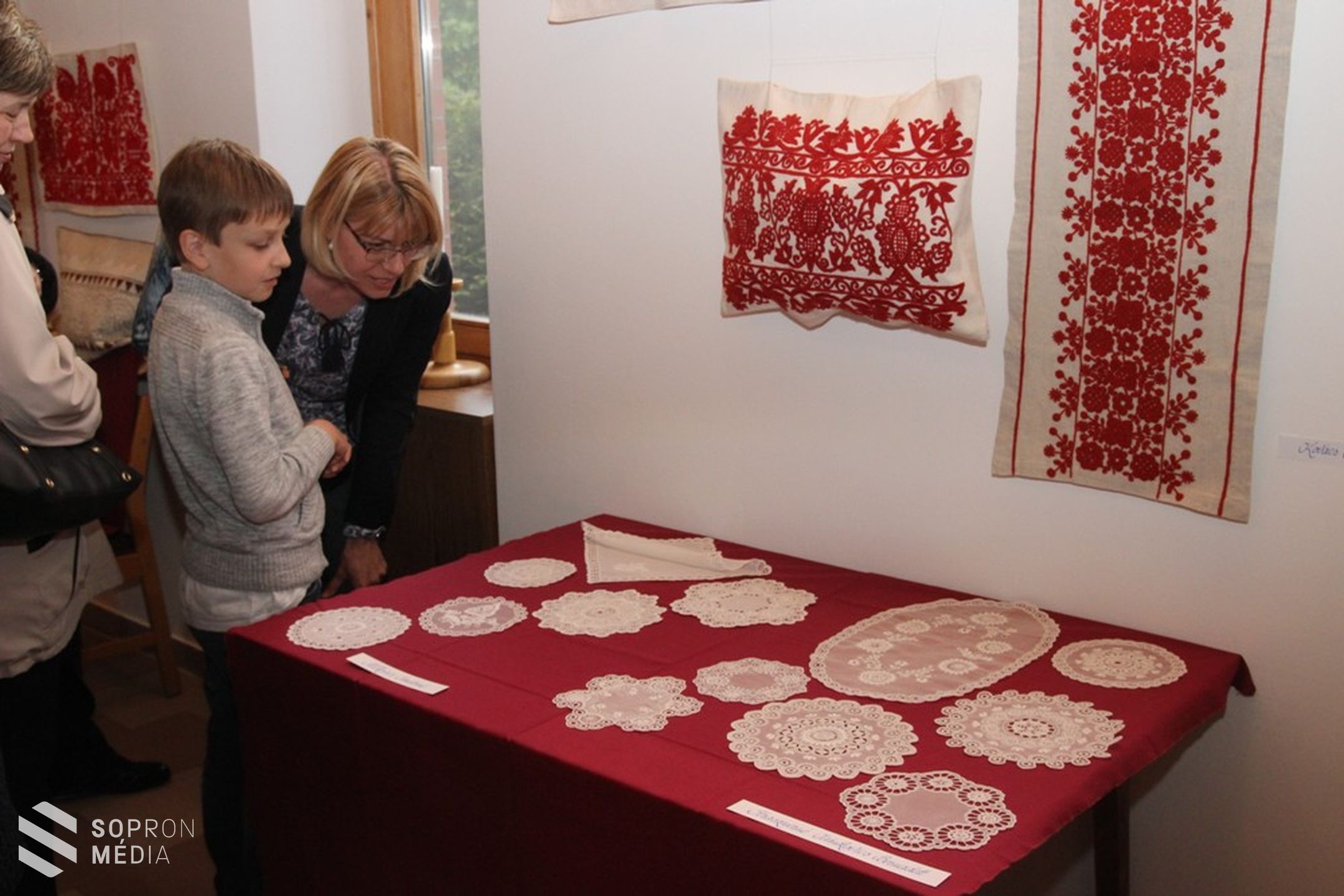 A soproni Népi Díszítők Alkotó Körének újabb kiállítása nyílt meg Sopronban, a Szent Imre plébánia aulájában