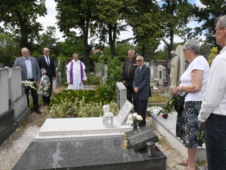 Méltó síremléket kapott Weisz Ferenc a Szent Mihály temetőben