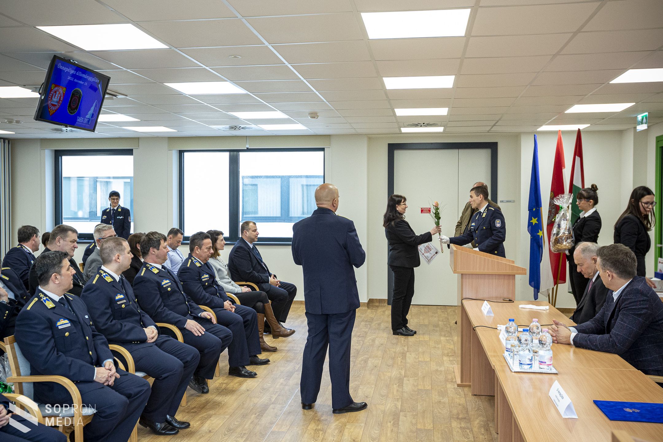 A Soproni Rendőrkapitányság munkatársait díjazták a rendészeti központban