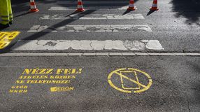 „Nézz fel!” - a szabályos közlekedést jelző piktogramokat festenek járdákra városszerte