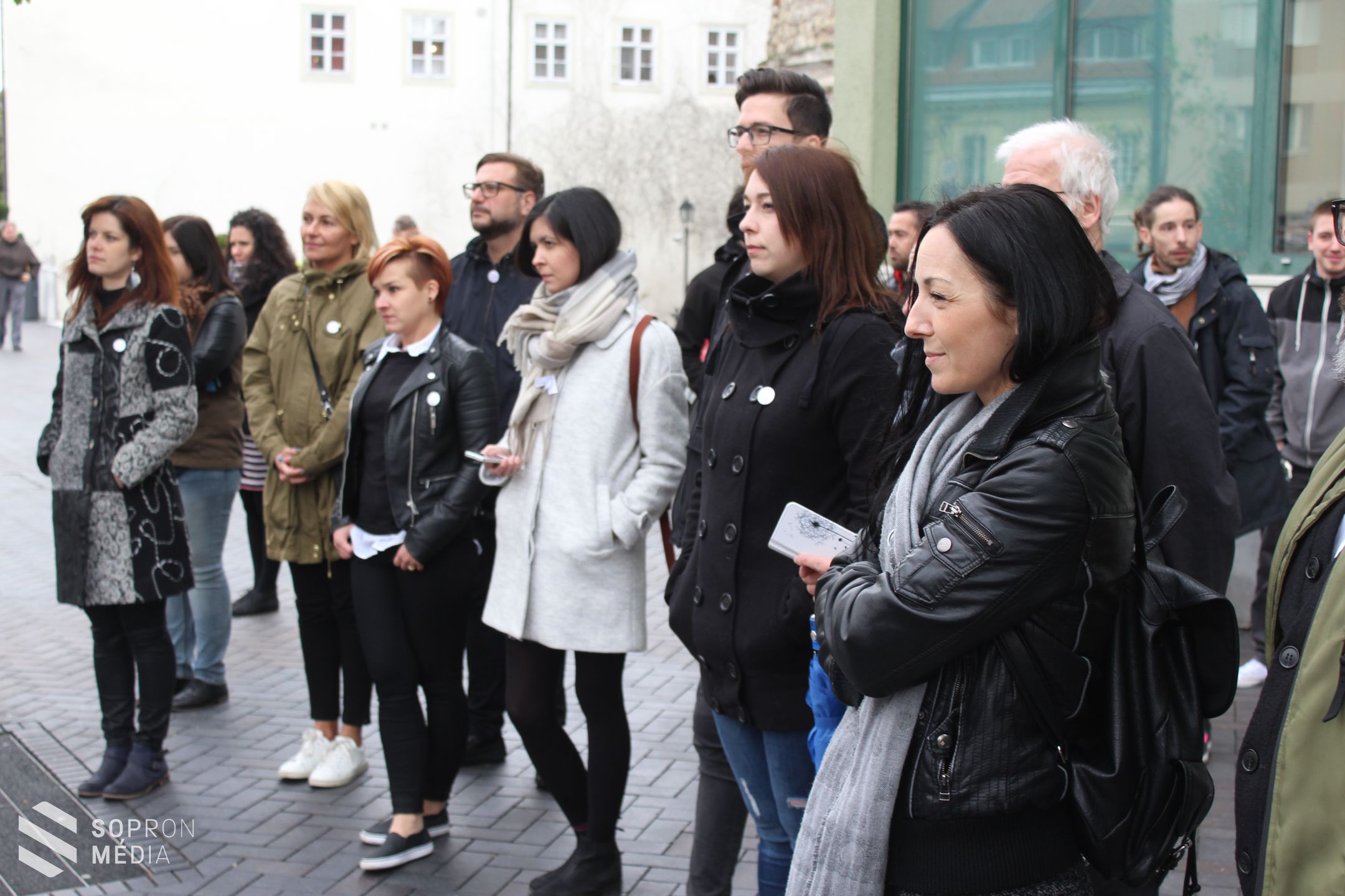 Defibrillátort adományoztak Sopronnak, ami a várkerületi Infopontban elérhető (fotók)