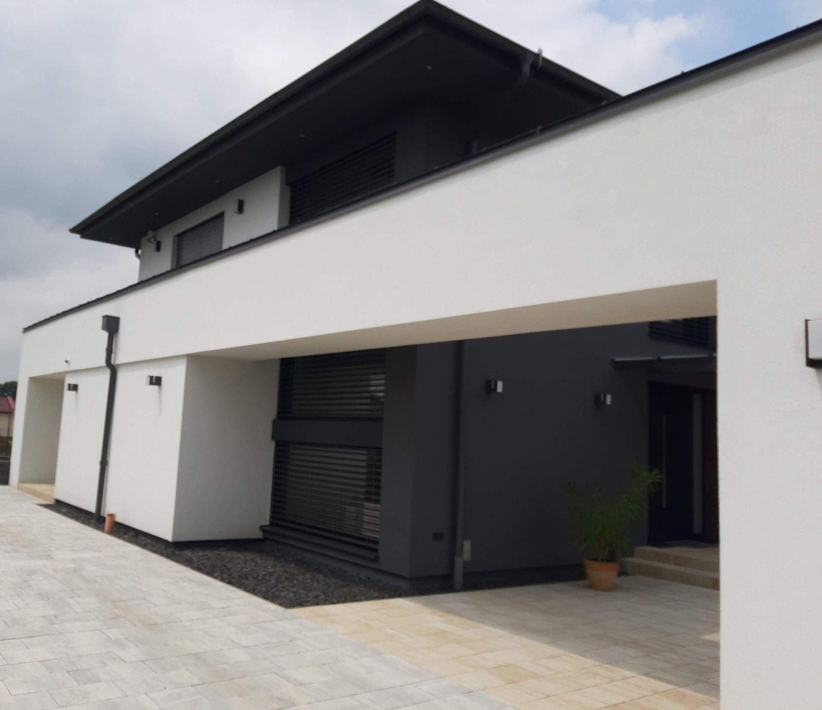 Internorm Szürke kő és nyílászáró összhangja Szombathelyen