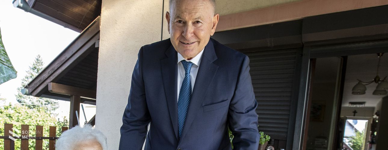 101. születésnapja alkalmából köszöntötte Steinmacher Henrikné Juli nénit dr. Simon István alpolgármester