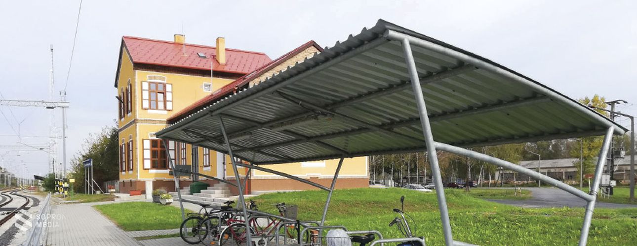 Közel 40 vasútállomáson biztosítja a kerékpárok biztonságos tárolását a GYSEV