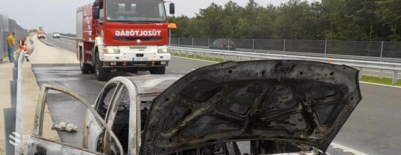  Teljes terjedelmében égett egy személyautó  Vitnyéd térségében
