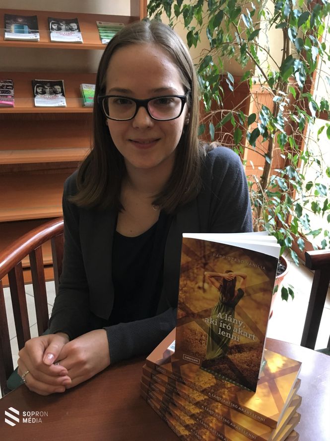 Frühwirth Blanka kezében első regényével. A lány, aki író akart lenni bemutatója március 10-én, pénteken 18 órakor kezdődik a Búgócsiga Akusztik Gardenben.