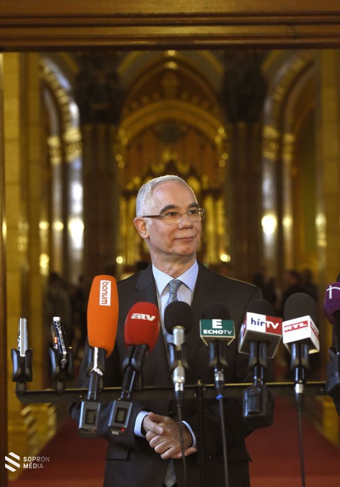 Balog Zoltán, az emberi erőforrások minisztere sajtótájékoztatót tart nagypéntek munkaszüneti nappá nyilvánításáról az Országház kék társalgójában, az Országgyűlés plenáris ülése idején, 2017. március 7-én.