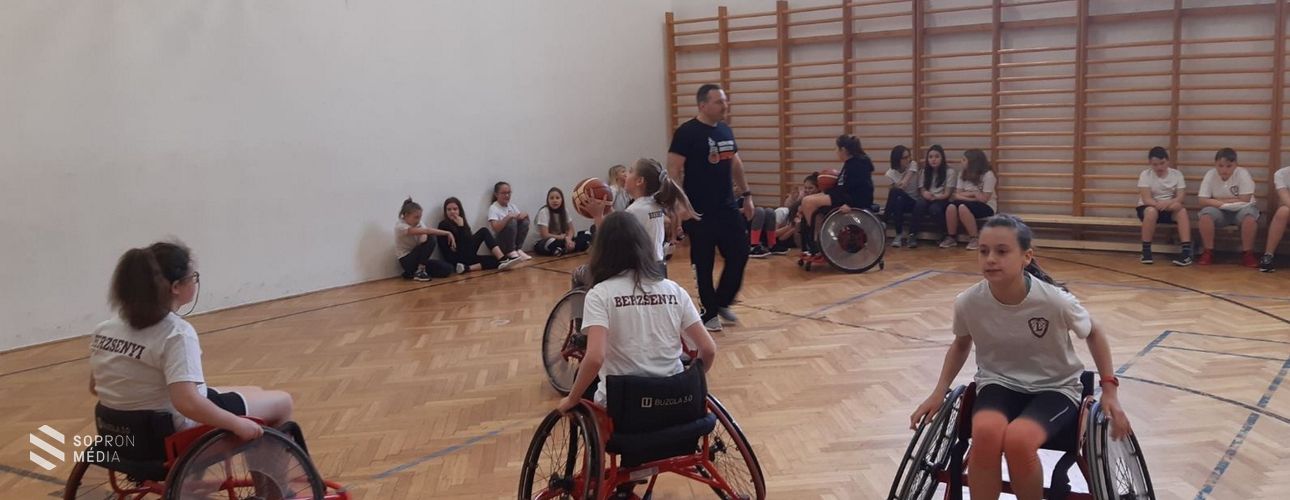 Lélekmozgató a Líceum tornatermében