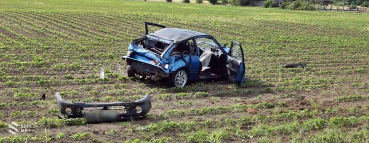 Baleset Ágfalvánál - a sofőr lesodródott az úttestről, az autó többször átfordult a tetején