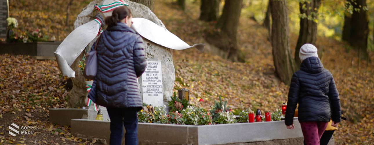 Gyertyalángok százai ragyogtak a hősök üdvéért