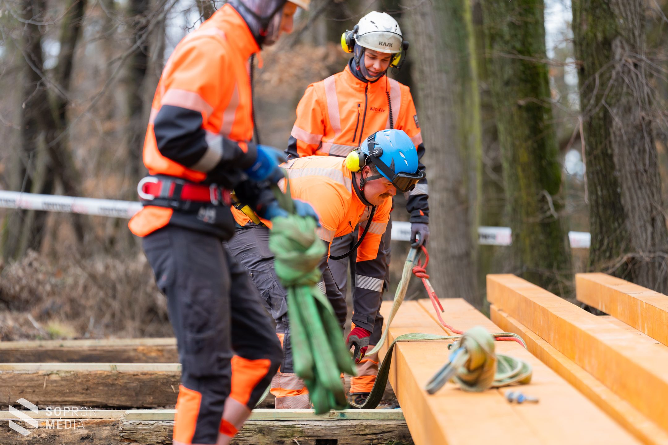 Helikopterrel szállították a Várhelyre az épülő új kilátó szerkezeti elemeit