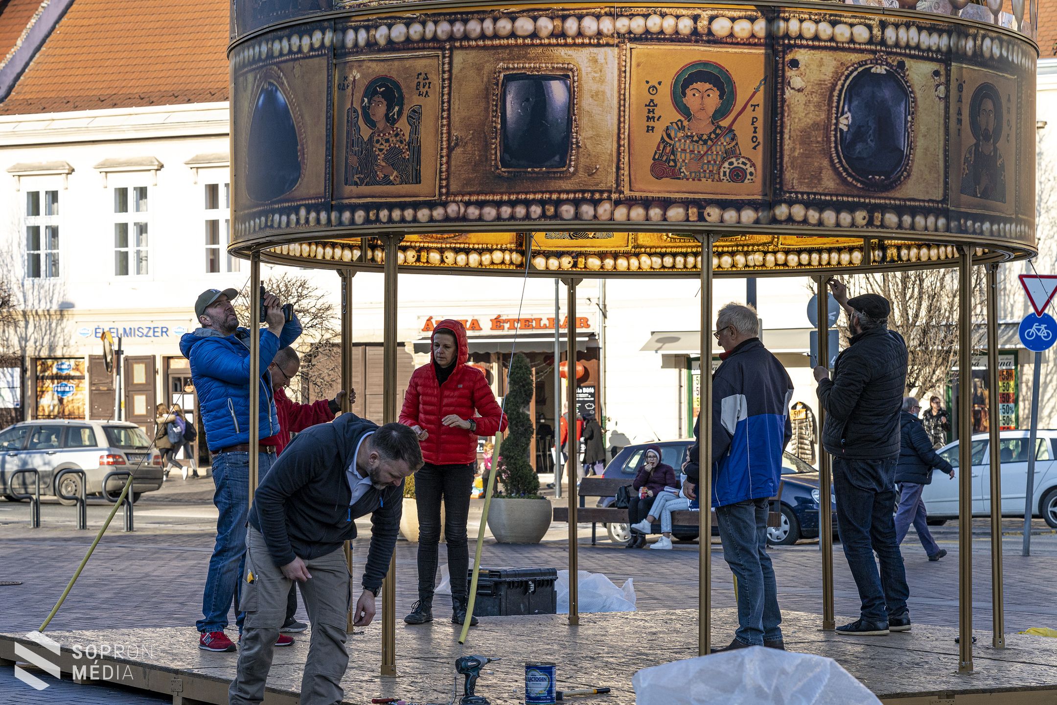 Sopronba is megérkezett a Szent Korona installáció  