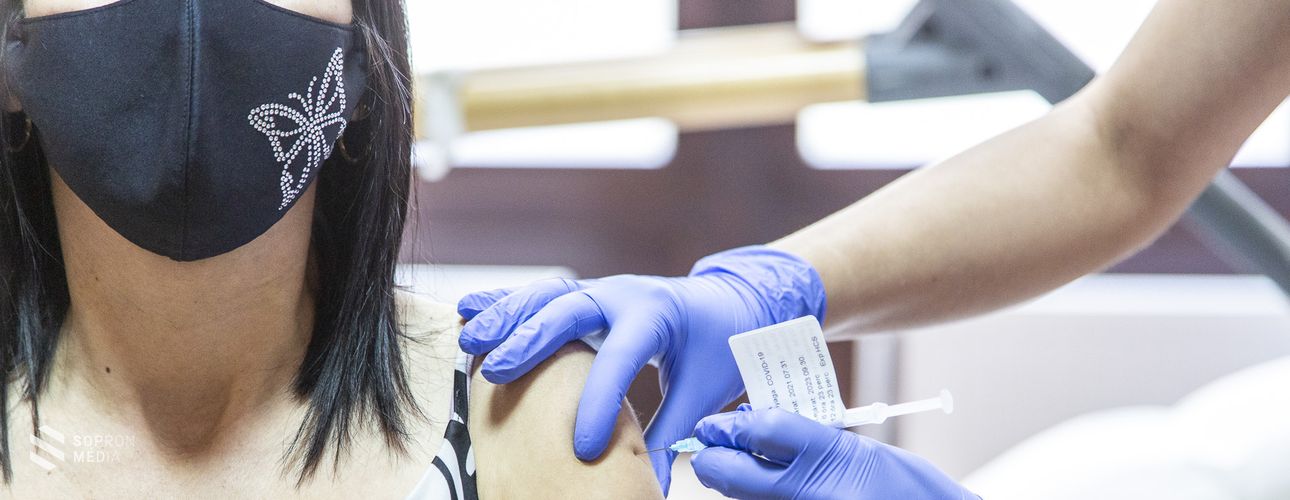 144 ezer SMS-t kapó regisztrált, csütörtöktől már Pfizer-oltást is tud online foglalni