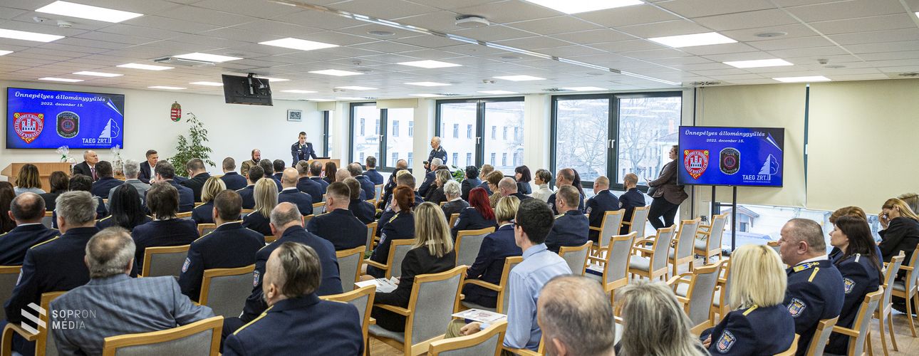 A Soproni Rendőrkapitányság munkatársait díjazták a rendészeti központban