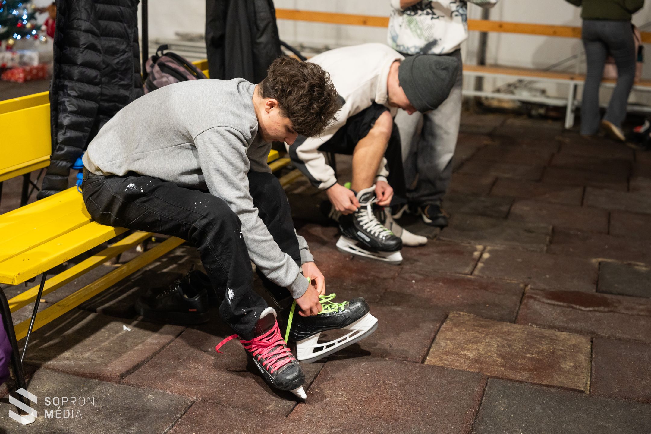 Birtokba vették a korcsolyázók a soproni műjégpályát