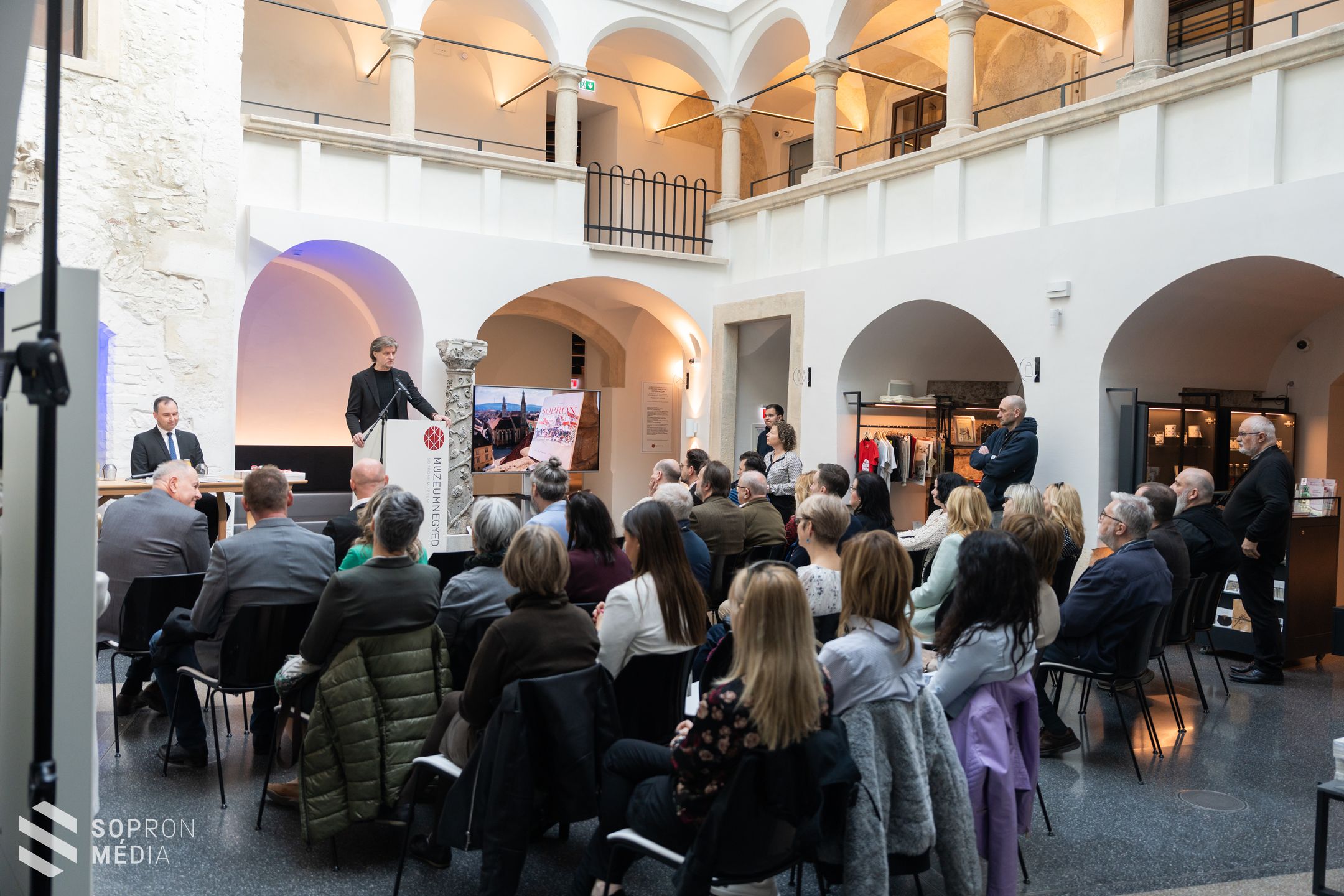 Sopron egy közösség története – Informatív, képgazdag könyv ismerteti városunk szépségét és értékeit