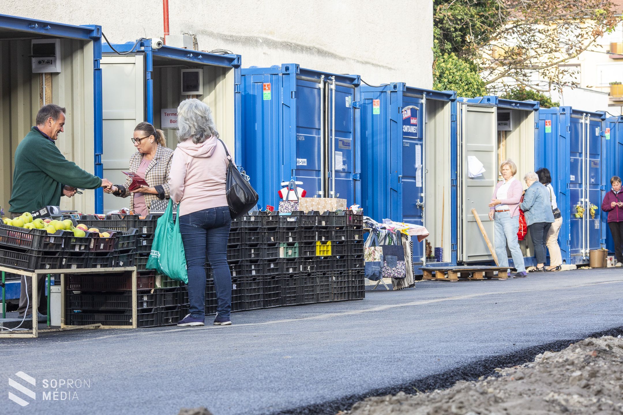 Szerdán reggel már aszfaltozott úton kezdődött a piacozás az ideiglenes piactéren!