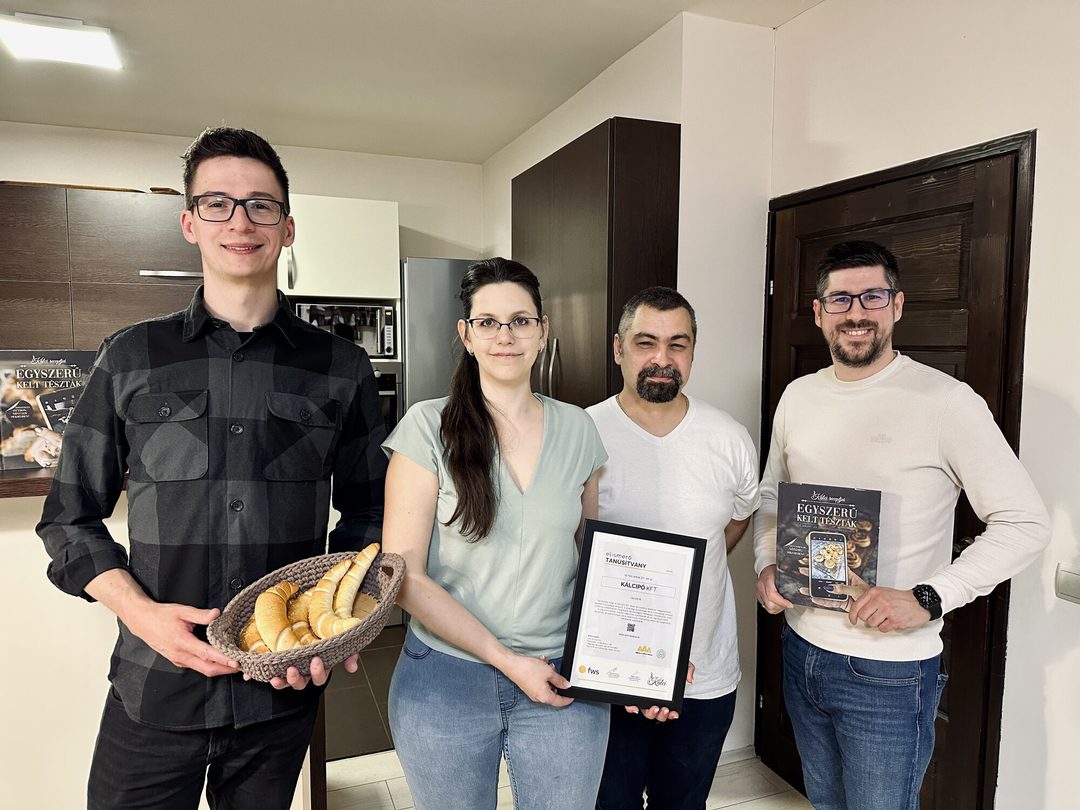Kálciék Petivel és Dáviddal a weboldal elkészülése után (A kifliket is együtt sütötték)