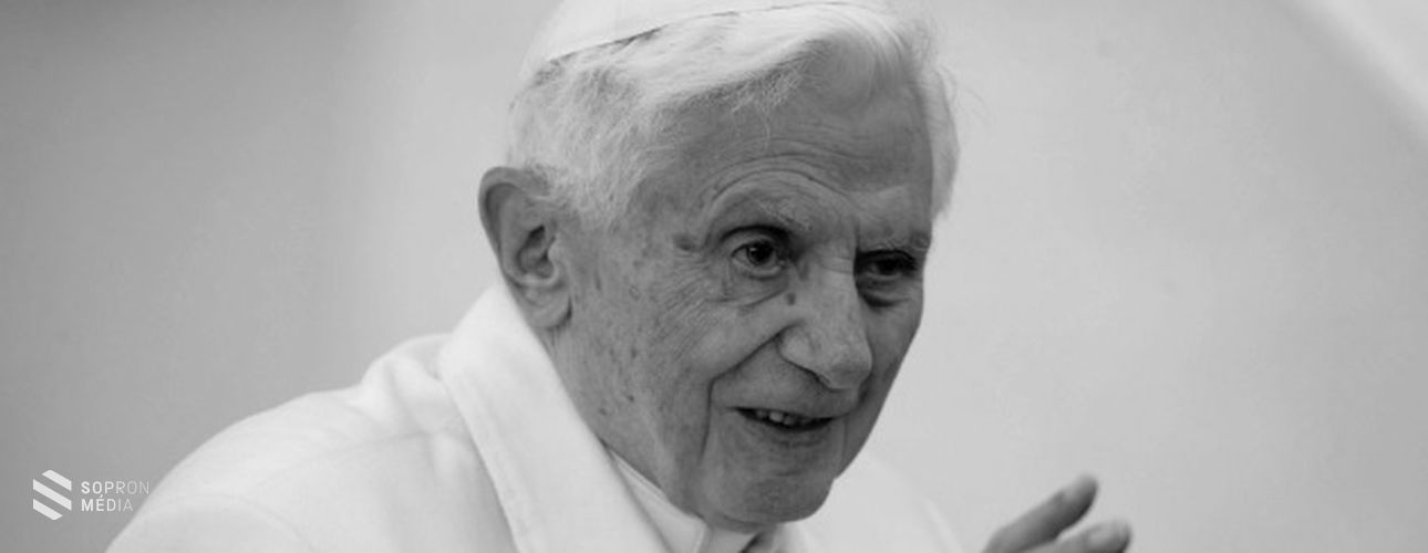 Elhunyt XVI. Benedek nyugalmazott pápa