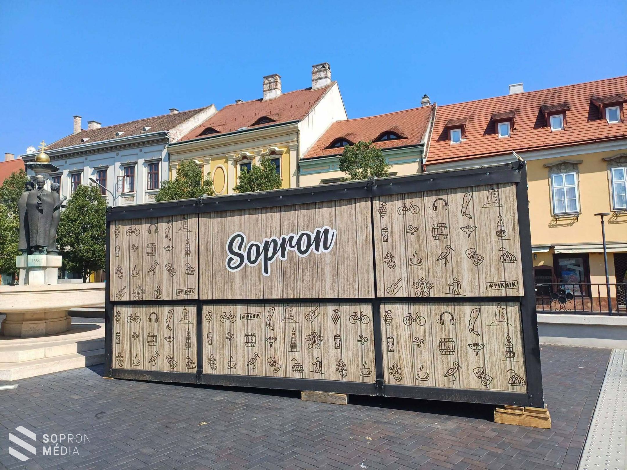 Pár nap múlva kezdődik a Soproni Sörnapok: már zajlik a készülődés a Fő téren és a Várkerületen