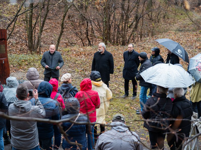Dr. Nováki Gyula tiszteletére avattak emlékoszlopot Sopronban