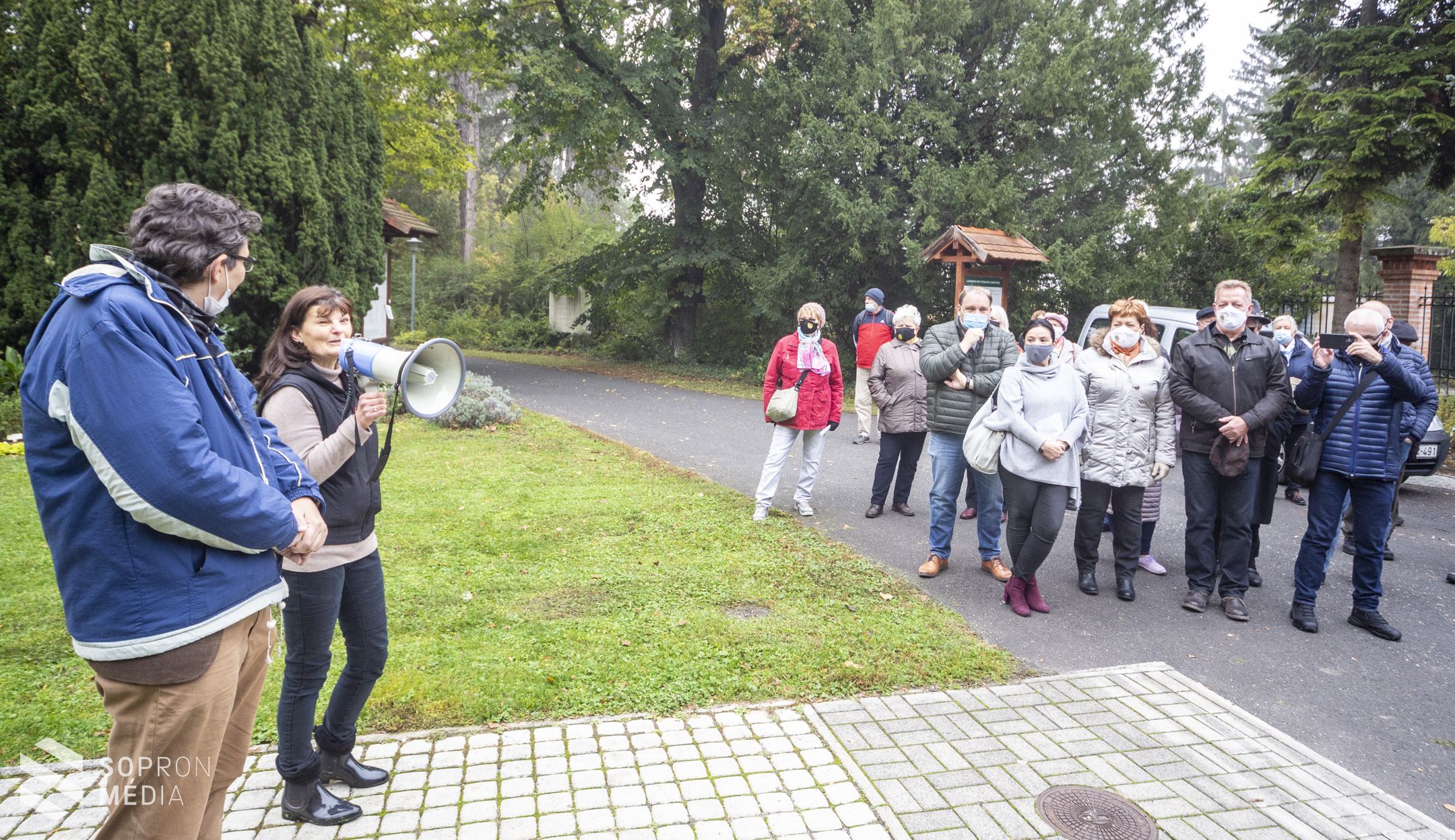 Jótékonysági sétát tartott a Rotary Club Sopron a botanikus kertben