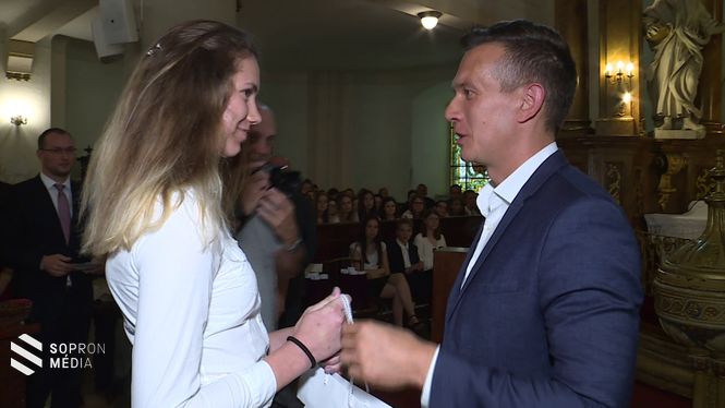 Az önkormányzat ajándékát dr. Farkas Ciprián adta át Ács Lucának, kimagasló tanulmányi eredményéért. 