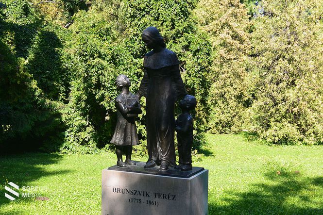 Brunszvik Teréz szobra a martonvásári kastély parkjában 