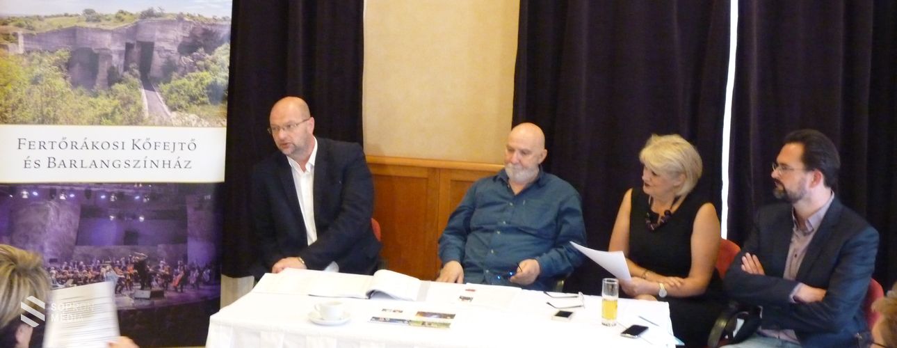 Világsztárok a barlangszínházban