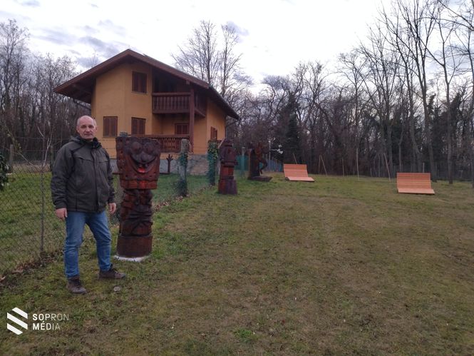 Fülöp Zoltán polgármester a leendő hintapark helyét mutatja a Kotecsi Vendégház mellett