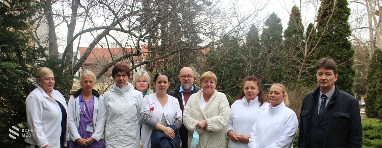 Nárciszültetés megható apropóból a Soproni Gyógyközpontban