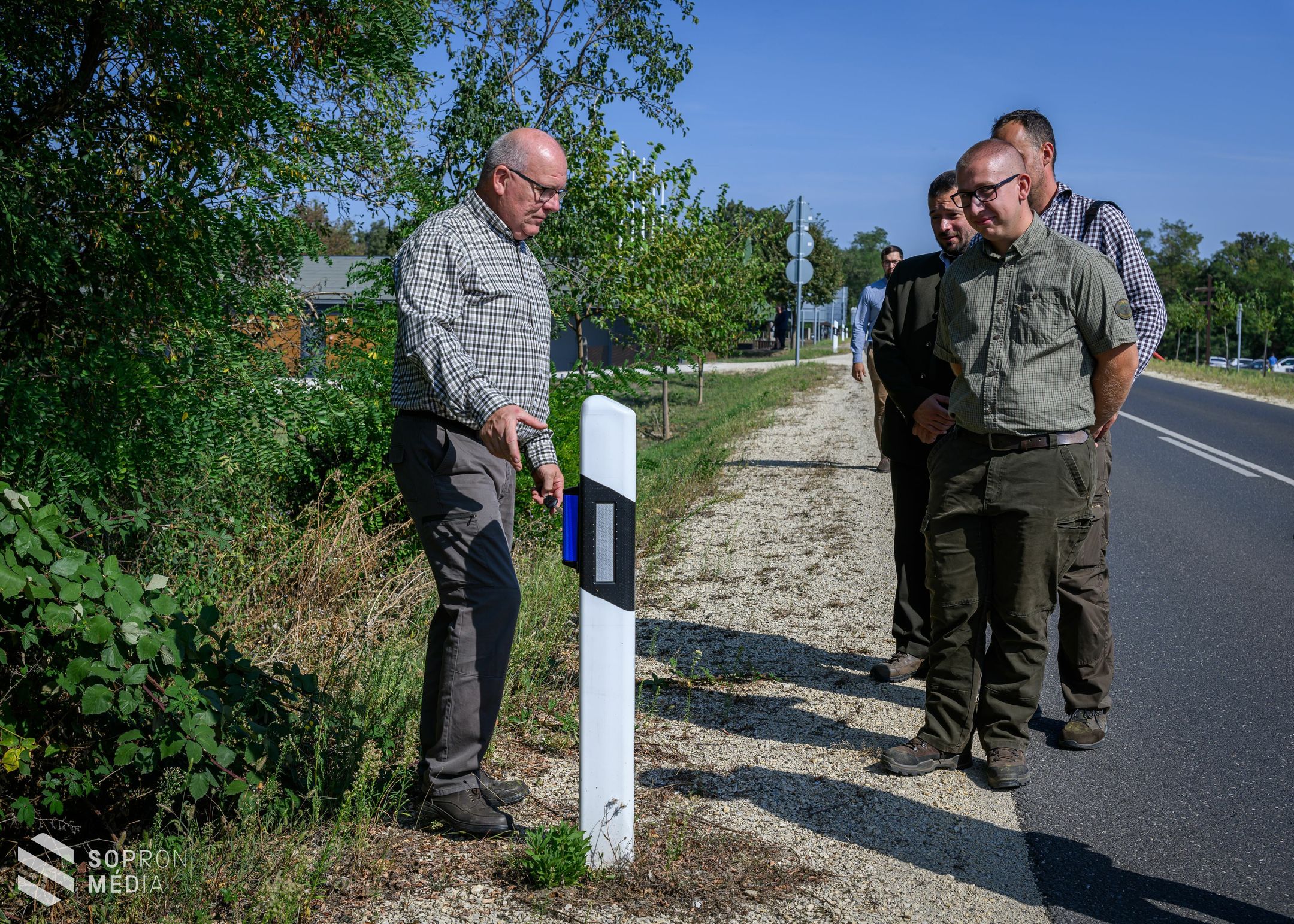 330 fényvisszaverő prizma 4 útszakaszon a vadbalesetek megelőzéséért