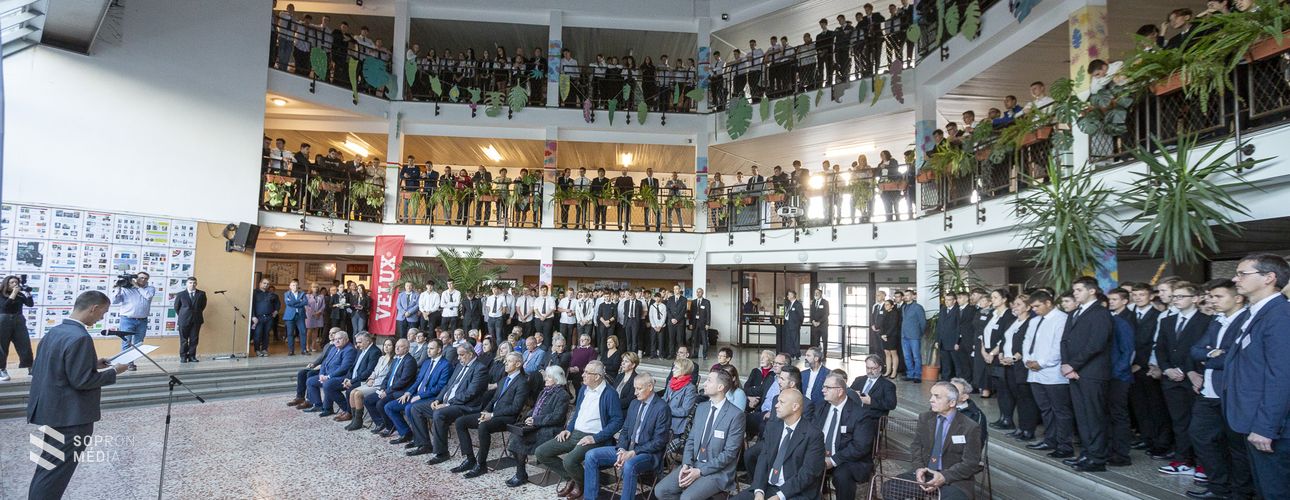 Lakatfal- és emléktábla-avatás – Jubileumi ünnepség a Vasvillában