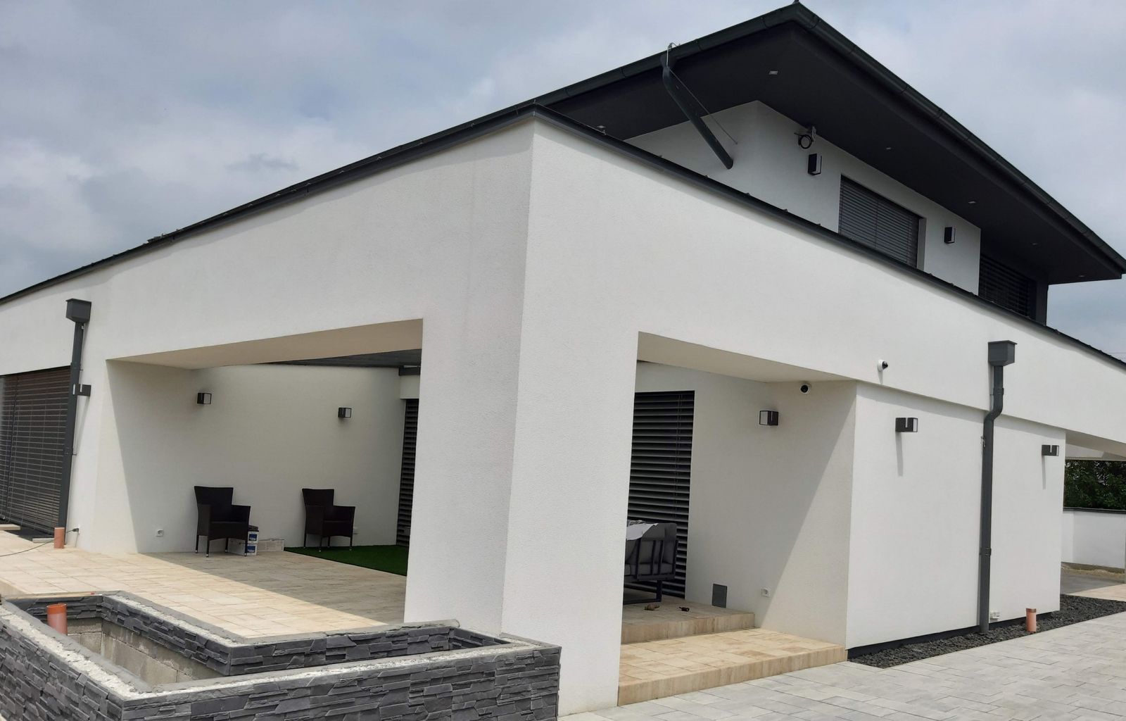 Internorm Szürke kő és nyílászáró összhangja Szombathelyen