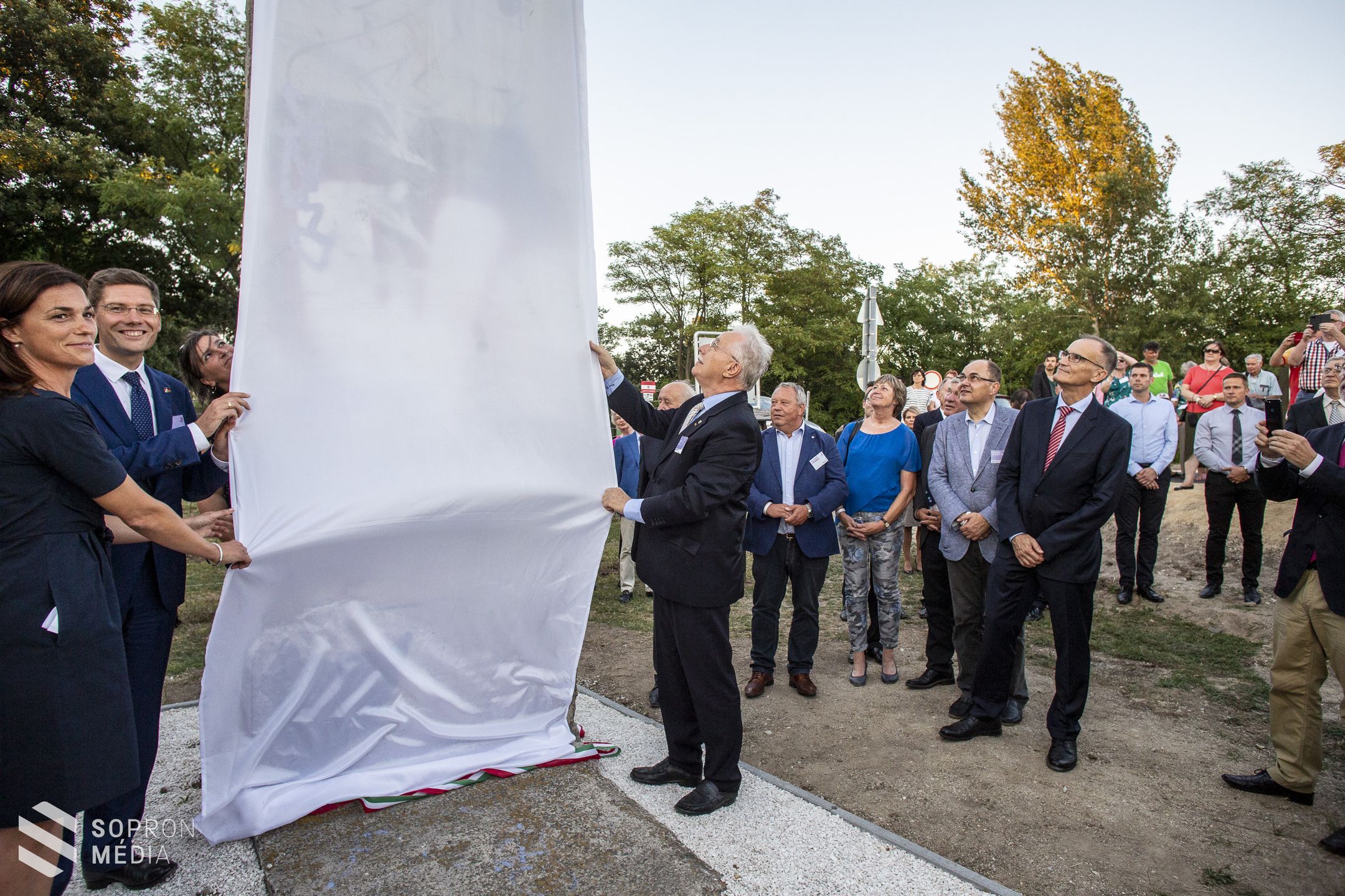 Felavatták a Berlini fal egy darabját